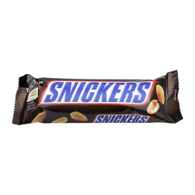 En Snickers-chokladkaka i ett brunt omslag med Snickers-loggan i stora, feta bokstäver. Förpackningen visar bilder på jordnötter och visar produktdetaljer på vänster sida.