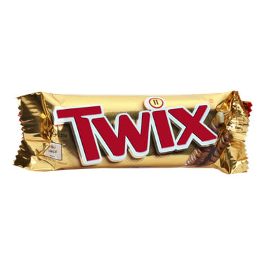 En Twix-chokladkaka är innesluten i glansigt guld med en djärv röd Twix-logga på framsidan. Förpackningen visar en del av chokladkakan och listar näringsuppgifter längs vänstra kanten.