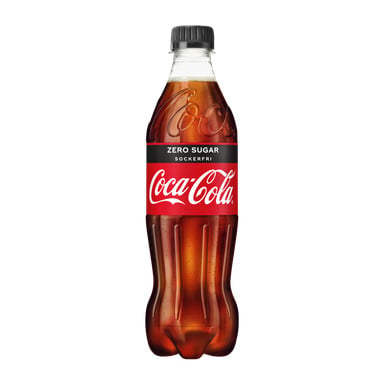 En Coca-Cola Zero plastflaske med svart kork og en svart etikett med Coca-Cola-logoen og "Zero Sugar Sockerfri" i hvit skrift. Flasken er fylt med en mørk, brusende drikk.