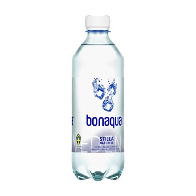 En klar plastflaske med Coca Cola Bonaqua Sport Natural stillestående mineralvann med blå kork, med isbit-grafikk på etiketten. Flasken har en kapasitet på 500 ml.
