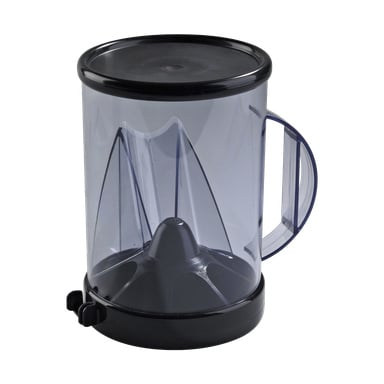 En transparent plastkaffedoser med handtag, svart lock, en spak längst ner, flera interna avdelare och en konformad struktur i mitten.