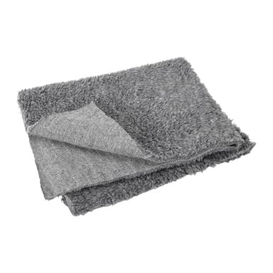 En vikt Kayoba Pet-filt visar en fluffig grå yta med en kontrasterande slät, randig undersida, där ett hörn är uppvikt för att visa båda texturerna.