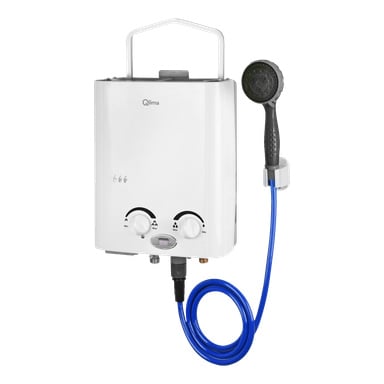En vit Qlima Instant LPG varmvattenberedare PGWH1010 med ett övre handtag, två kontrollrattar, en digital skärm och en blå slang kopplad till ett svart handhållet duschmunskinn. Framsidan visar varumärket Qlima.