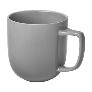 Menuett-koppen har et minimalistisk grått keramisk utseende, et stort rektangulært håndtak og en glatt, blank overflate. Koppen er tom.