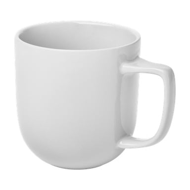Et enkelt hvitt keramisk Menuett-krus med stort håndtak og glatt, avrundet form står tomt og fremhever sitt enkle og enkle design.
