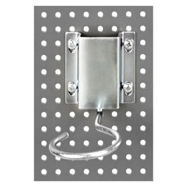 Ein Hardhead-Werkzeughalter, der auf einem perforierten grauen Pegboard montiert ist, mit einem runden Haken, der aus einer rechteckigen Basis ragt, die mit vier Schrauben befestigt ist.