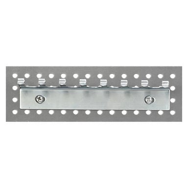 En Hard Head 1/4" hylshållare fästs på en perforerad metallpanel med två skruvar, en placerad i varje ände.