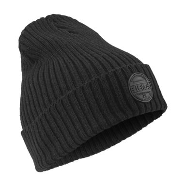 En svart stickad mössa med vikt brätte och en rund Bluewear-lapp framtill.