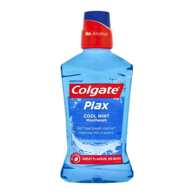 En transparent Colgate Mouthwash Cool Mint-flaska med röd kork innehåller synligt blå vätska. Etiketten påpekar "Ingen alkohol" och förespråkar skydd mot dålig andedräkt dygnet runt.