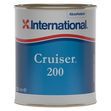 En 750 ml boks med International Cruiser 200 Antifouling-maling fra AkzoNobel, med blå og hvit emballasje med røde detaljer, produktprofil og nettsideinformasjon.