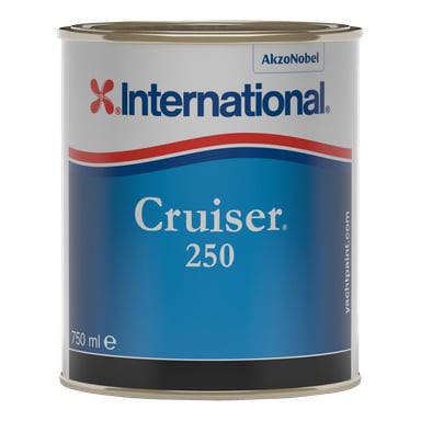 En 750 ml boks med International Antifouling-maling Cruiser 250 med blå etikett, fremhevet av røde og hvite detaljer, AkzoNobel-logoen øverst, og yachtpaint.com vist på etiketten.