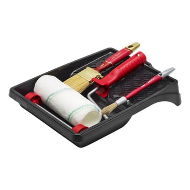 Jordan Painting Set Perfect 5-delene består av et svart brett med en hvit malerrulle, to pensler med røde håndtak, og en matchende skraper med rødt håndtak, alt organisert og klart for malingsoppgaver.