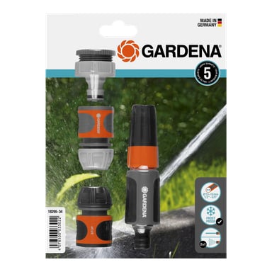 Gardena Jet Nozzle och ett fyrdelat grått och orange kontaktset visas i förpackningen med synlig produktinformation, medan en slang sprutar vatten bakom.