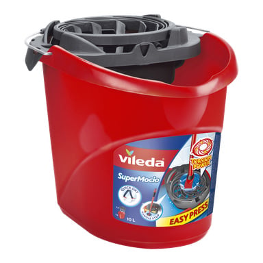 Punainen Vileda SuperMocio 3 Action -moppiämpäri, jossa on musta puristin ja sininen etiketti, joka mainostaa Torsion Poweria, Quick Dry -teknologiaa ja 10 litran kapasiteettia.