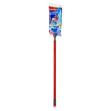 En Vileda Mop SuperMocio 3 Action i förpackningen, med ett rött handtag och ett mopphuvud med blå, vita och röda trådar, med synliga produktdetaljer på förpackningen.