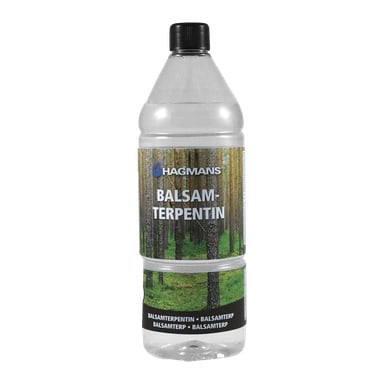 En klar vätska i en plastflaska märkt Hagmans Balsam terpentin, som visar en skogsbild och produktnamnet "Balsam terpentin" flera gånger längs den nedre delen av etiketten.
