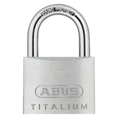 En närbild av ABUS Hanglock Titalium 64 visar "ABUS" och "TITALIUM" ingraverade på dess metalliska silverkropp, med "NANO PROTECT" markerat på bojan. Hänglåset ser oanvänt ut och i perfekt skick.