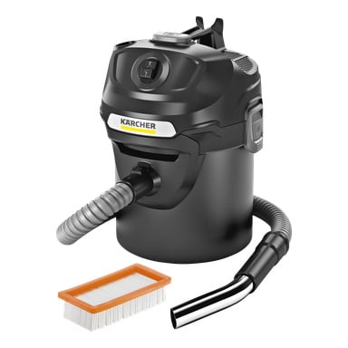 Kärcher AD 2 Ash Vacuum i svart visas med en flexibel slang, ett metallmunstycke och ett orangevitt rektangulärt filter placerat framför den.