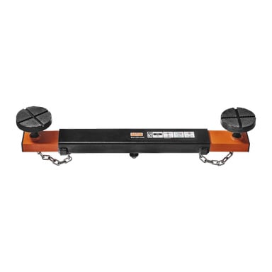 Ein Bahco-Wagenheber-Querträger aus schwarzem und orangefarbenem Metall, mit zwei runden Belägen an beiden Enden, sichtbaren Einstellknöpfen, befestigten Sicherheitsketten und Anleitungsbeschriftungen, der zur Unterstützung von Motoren während der Kfz-Reparatur gedacht ist.