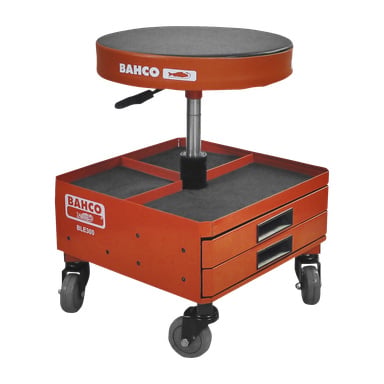 Bahco BLE300 Work Stool posiada wyściełane czerwone siedzenie, dwie szuflady na schowek pod spodem, dostępną boczną tacę oraz cztery obrotowe koła kółkowe. Na boku stołka widnieje logo Bahco oraz numer modelu BLE300.