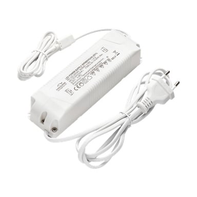 En Anslut-transformator, en vit LED-strömförsörjning med ett europeiskt uttag och ansluten utgångskabel, är märkt med tekniska specifikationer och certifieringslogotyper.
