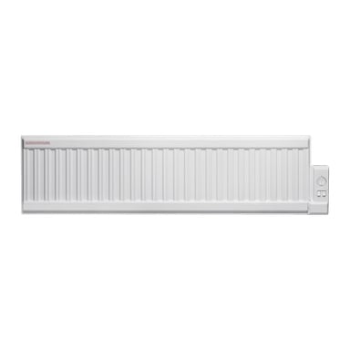 En Gnosjo Klimat oljefylld elektrisk radiator med en horisontell, vit panel med vertikala åsar och en kontrollratt samt två strömbrytare placerade på höger sida.