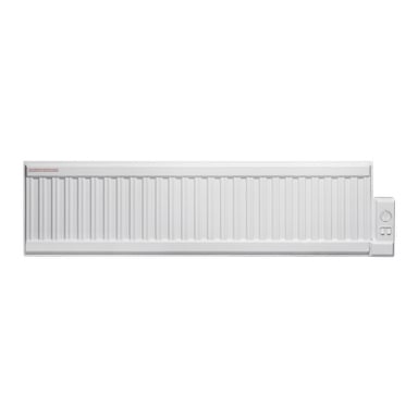 En vit Gnosjo Klimat oljefylld elektrisk radiator med vertikala åsar, en kontrollratt och två små strömbrytare på höger sida är väggmonterad.