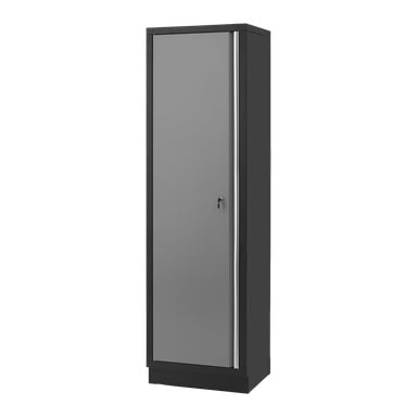 Hard Head Storage -kaappi, jossa on yksi ovi, ja jolle on ominaista korkea, suorakaiteen muotoinen metallirakenne, yksittäinen harmaa etupaneeli, musta reunus, pystysuora kahva ja lukko, jossa on pieni sisään asetettu avain.