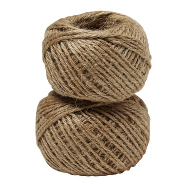 Kaksi tiiviisti kierrettyä hamppulankaa, jotka ovat peräisin No brand EMW:n Hemp String 2 -pakkauksesta, on pinottu päällekkäin, ja luonnonkuitu näkyy selvästi.