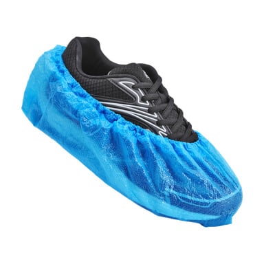 En svart sportsko täcks av ett blått Bluewear engångsfodral från "Skoskydd 50 par"-paketet. Locket är gjort av tunn plast och har en elastisk kant som håller det säkert på plats.