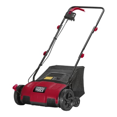 En röd och svart Meec Tools 2-i-1 elektrisk gräsmatteskärare med en nätpåse för grässamling har "Meec Tools"-logotypen på framsidan. Handtaget är upprätt och försett med en röd styrspack.