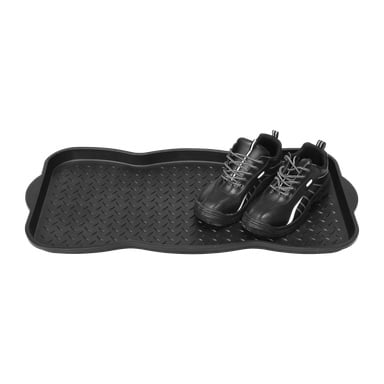 To svarte sportssko med hvite detaljer hviler på en Hard Head Shoe-matte, som er et svart, teksturert plastbrett med hevede kanter.