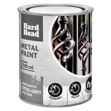 En 700 ml burk Hard Head Metal-färg i semimatt stålgrått (RAL 7046). Etiketten har ett metallstaket, produktdetaljer och ikoner för omlackering på 10 timmar, dammtorkning på 2 timmar och inomhus-/utomhusanvändning.