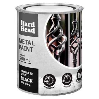 En 700 ml burk Hard Head Metal-färg i svart (RAL 9005) med hamrad effekt. Etiketten visar svart metallarbete och inkluderar ikonerna: Omlackbar på 10h, Dammtorkad på 2h och För inomhus- och utomhusbruk.