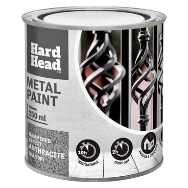 En 250 ml burk Hard Head Metal-färg i hamrat antracit. Etiketten säger: För inomhus/utomhusbruk. Dammtorka på 2h, kan lackas om på 10 timmar. Bredvid finns ett foto som visar målat metallarbete.