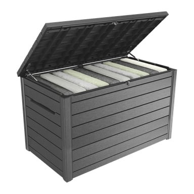 Keter Cushion Box Ontario är en stor, mörkgrå utomhusförvaringslåda med en lamellerliknande look, integrerade sidohandtag och ett gångjärnsförsett lock som kan lyftas för att visa flera prydligt vikta handdukar som förvaras inuti.