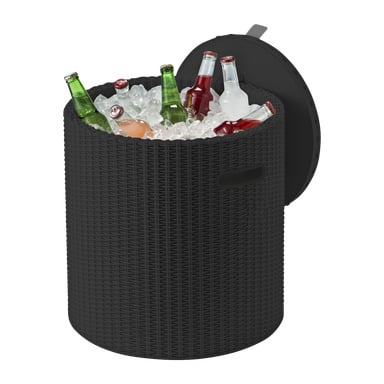 En svart, rund Keter Cool Stool med en korgliknande struktur fungerar både som kylväska och sittplats, med en gångjärnsförsedd topp och två handtag på sidorna. Inuti vilar olika gröna, klara och bruna glasflaskor på en isbädd.