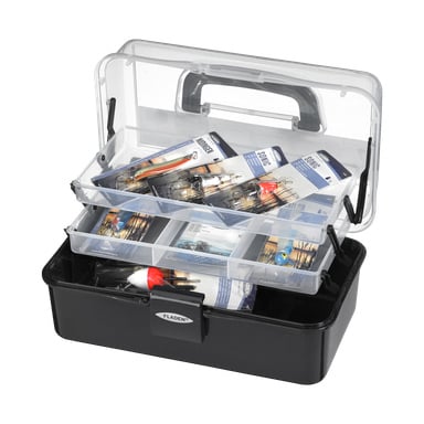 En Fladen Tackle Box med svart plastbotten och genomskinligt lock rymmer olika fiskebeten, krokar och en röd och vit flottör, allt prydligt arrangerat i två genomskinliga brickor.