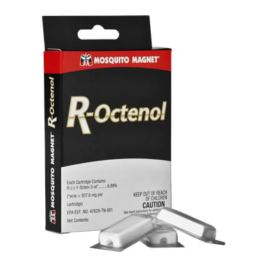 En Mosquito Magnet-märkt låda märkt "R-Octenol för myggfällor Mosquito Magnet 3-pack" står upprätt, tillsammans med två blisterpack-patroner framför. Förpackningsdesignen använder svart och rött med gula och vita bokstäver, och varningsdetaljer visas nere i högra hörnet.