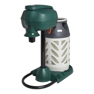En grön Mosquito Magnet Pioneer myggfälla står på en svart bas och kopplas till en propantank. Med sin cylindriska topp drivs apparaten av gas för att locka och fånga myggor, avsedda för utomhusbruk.