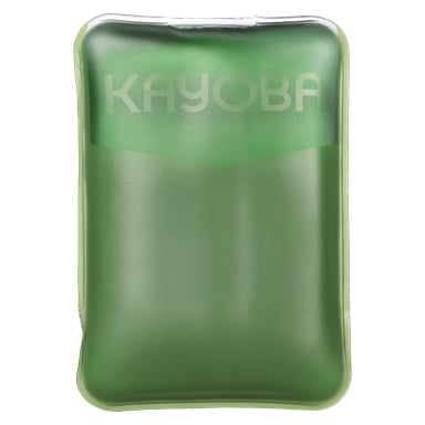 En grön rektangulär handvärmare med rundade hörn, med Kayoba Outdoor-logotypen i vitt nära toppen. Dess yta är slät och något genomskinlig.