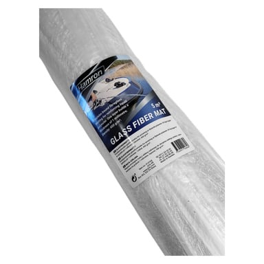 En Hamron Glass Fiber Mat rullad i genomskinlig förpackning, med sin fibrösa textur och en synlig etikett med produktdetaljer som 5 m² och rekommenderas för båt- eller bilreparationer.