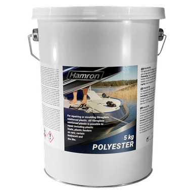 Białe wiadro z poliestru Hamron o wadze 5 kg przedstawia grafikę osoby nakładającej produkt na łódź. Etykieta wskazuje, że jest używany do naprawy lub formowania włókna szklanego i wzmocnionego tworzywa sztucznego. Do wiadra przymocowana jest metalowa rączka.