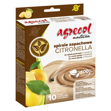 Agrecol Mosquito Coils Natura 10-pack z metalowym stoakiem, cytrynami, zielonymi liśćmi i informacjami o produktach wyświetlane. Opakowanie podkreśla naturalne składniki i zawiera 10 spiral na komary. Tło łączy odcienie żółci, zieleni i brązu.