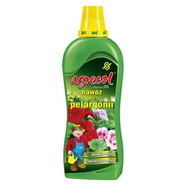 Zielona butelka nawozu Agrecol do pelargoniów, z ilustracjami czerwonych i różowych kwiatów oraz rolnika w kreskówkach, z tekstem opisującym jego zalety dla wzrostu roślin i poprawy gleby.