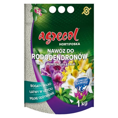 Pakiet 1 kg nawozu Agrecol Flower Fertiliser opracowany dla rododendronów, hortensji i azalii. Torba zawiera kolorowe kwiatowe motywy i prezentuje kluczowe zalety, takie jak bogata w składniki odżywcze mieszanka oraz bezpieczeństwo dla zwierząt.