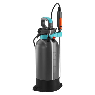 Gardena Spray Gun Comfort har en slank grå och svart kropp med ett blått handtag, ett orange och svart munstycke samt synliga mätmärken längs sidan. En slang är ansluten upptill, och sprutpistolen står upprätt på en solid svart bas.