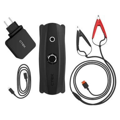En svart CTEK batterilader CS Free vises med en strømadapter, USB-C-kabel og to alligatorklipskabler – en rød og en svart.