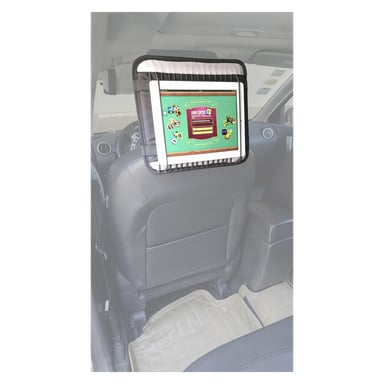Ein schwarzer Hamron-Tablethalter ist an einer Kopfstütze des Kindersitzes befestigt und hält ein Tablet, das ein lebendiges Spiel oder eine Bildungsanwendung zeigt. Im Hintergrund sind das Interieur des Autos und ein weiterer Sitz zu sehen.