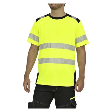 Joku mallintaa Bluewearin lyhythihaisen hi-vis-paidan, joka on kirkkaan keltainen, hopeisilla heijastavilla raidoilla ja mustilla reunuksilla, sekä mustat työhousut. Henkilön pään yläosa on rajattu pois näkyvistä.